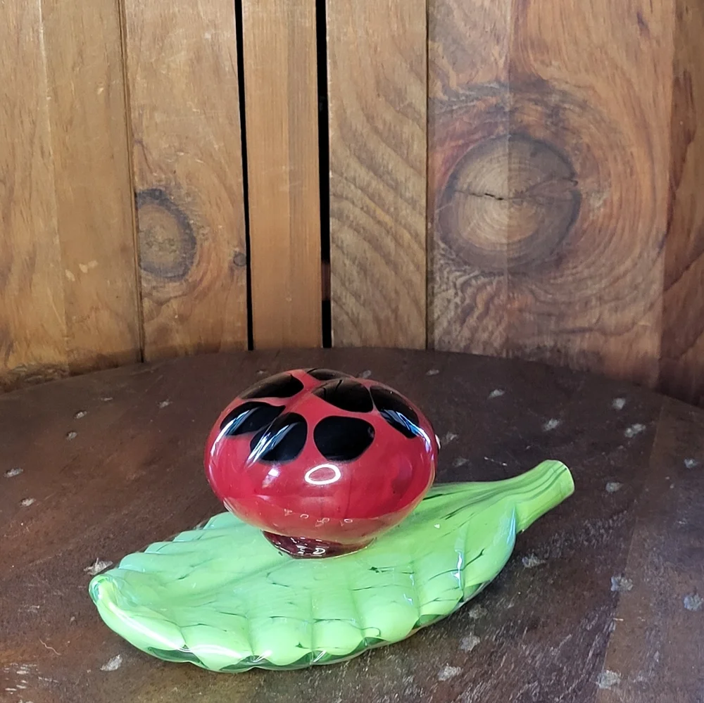 Glass Ladybug on Leaf Figurine - Picture 11 of 15